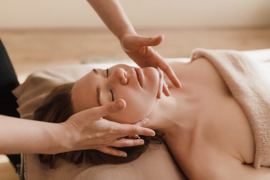 Private couple spa room with relaxing ambiance near Kolkata Airport Private couple spa room with relaxing ambiance near Kolkata Airport