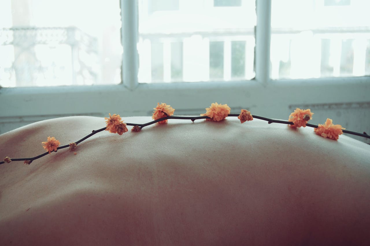 Certified massage therapist giving full body massage at Spa Near Kolkata Certified massage therapist giving full body massage at Spa Near Kolkata